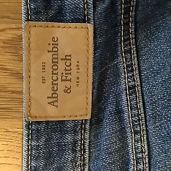 Abercrombie & Fitch Women's Studded Distressed Jeans. Size 2 - Picture 6 of 8